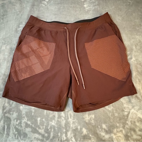 lululemon X Barry's Stronger as One Lined Short

#154 - Picture 2 of 9